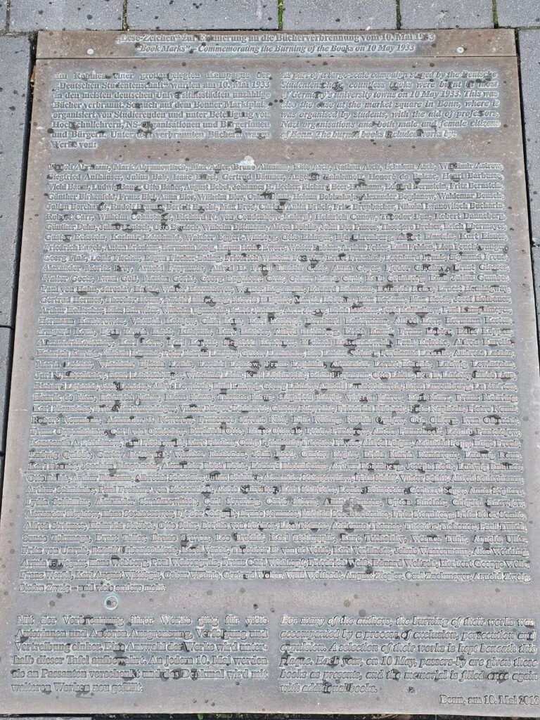Foto plakat pembakaran buku yang berada di kota Bonn, Jerman.