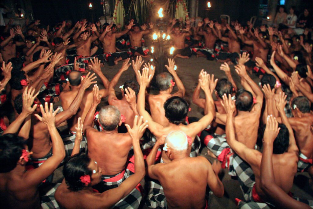 Foto orang melakukan Tari Kecak Bali