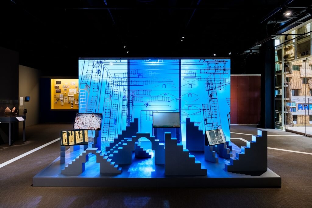 Foto instalasi multimedia Thirst/Trishna oleh Raqs Media Collective