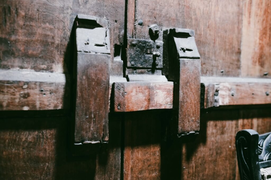 Kunci pintu kayu tradisional