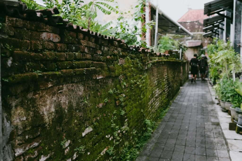 Suasana jalan di Laweyan
